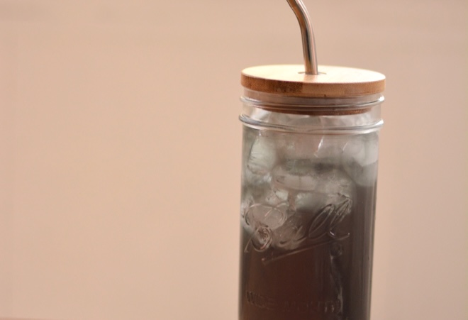 mason jar glass with lid and straw with purple colored ice tea for springtime allergy relief
