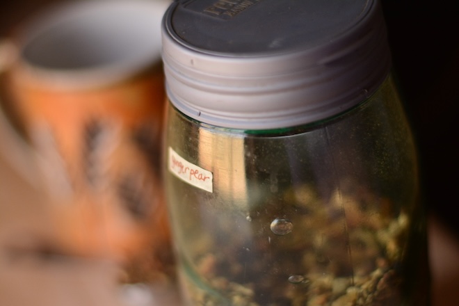 how to make tea blends yourself like this ginger peach stored in a blue mason jar