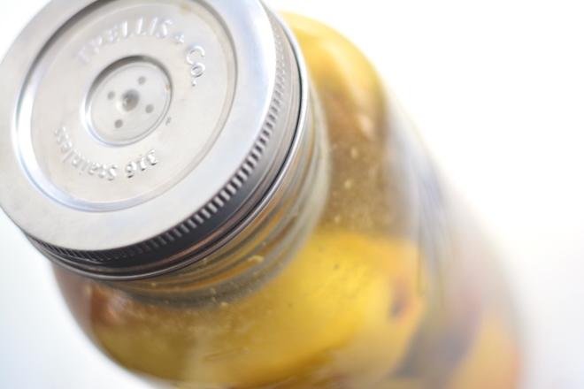 special lid for mason jar with covered holes for fermenting food