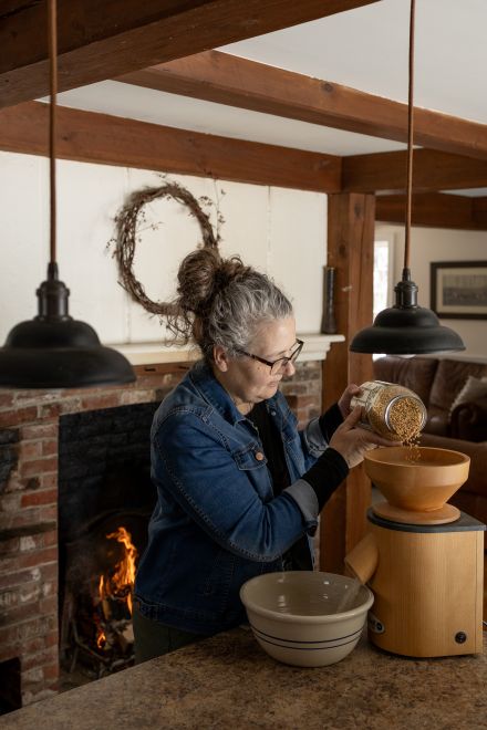Using the Mockmill lino 200 flour mill to make flour with wheat berries